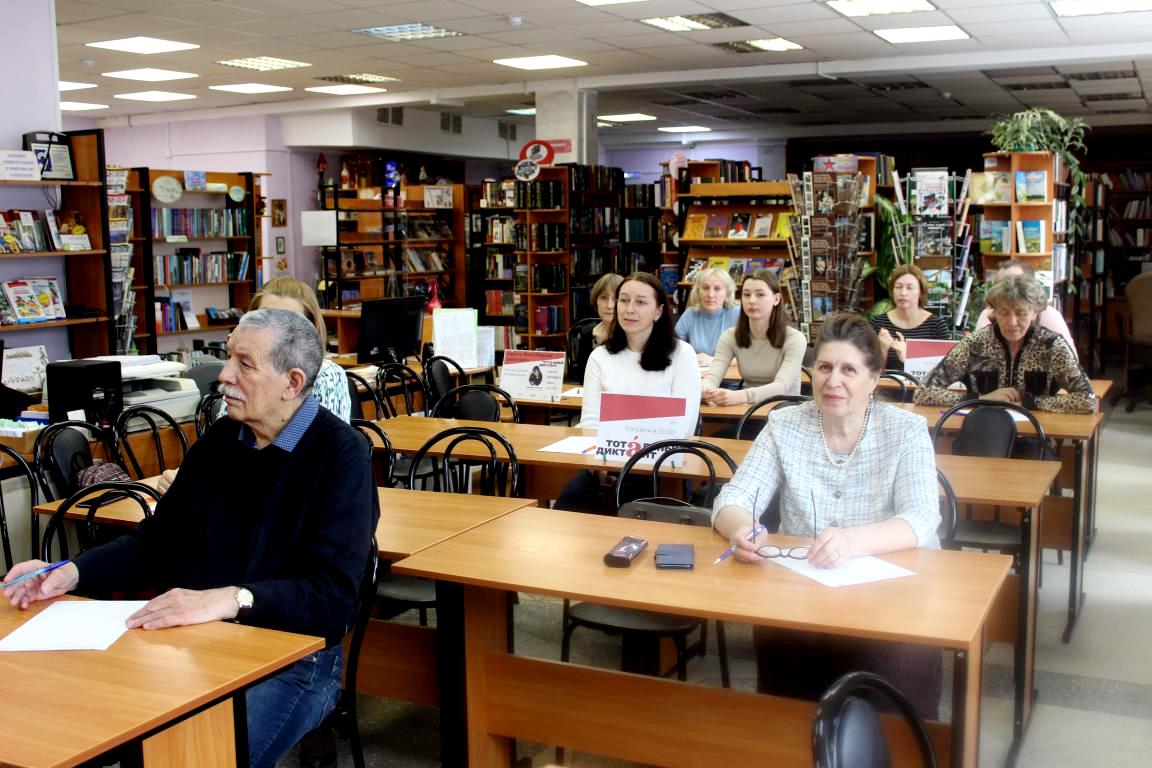 Новосибирская библиотека им горького. Центральная библиотека Новосибирск. ПП библиотечный Новосибирск.